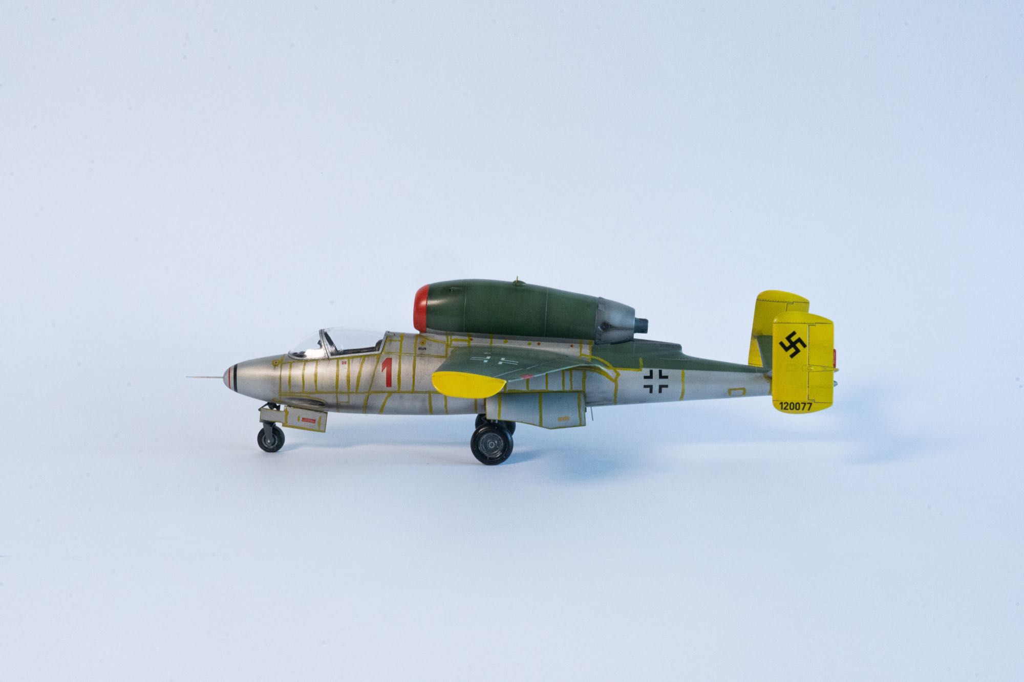Собранная модель самолета He-162 1/32