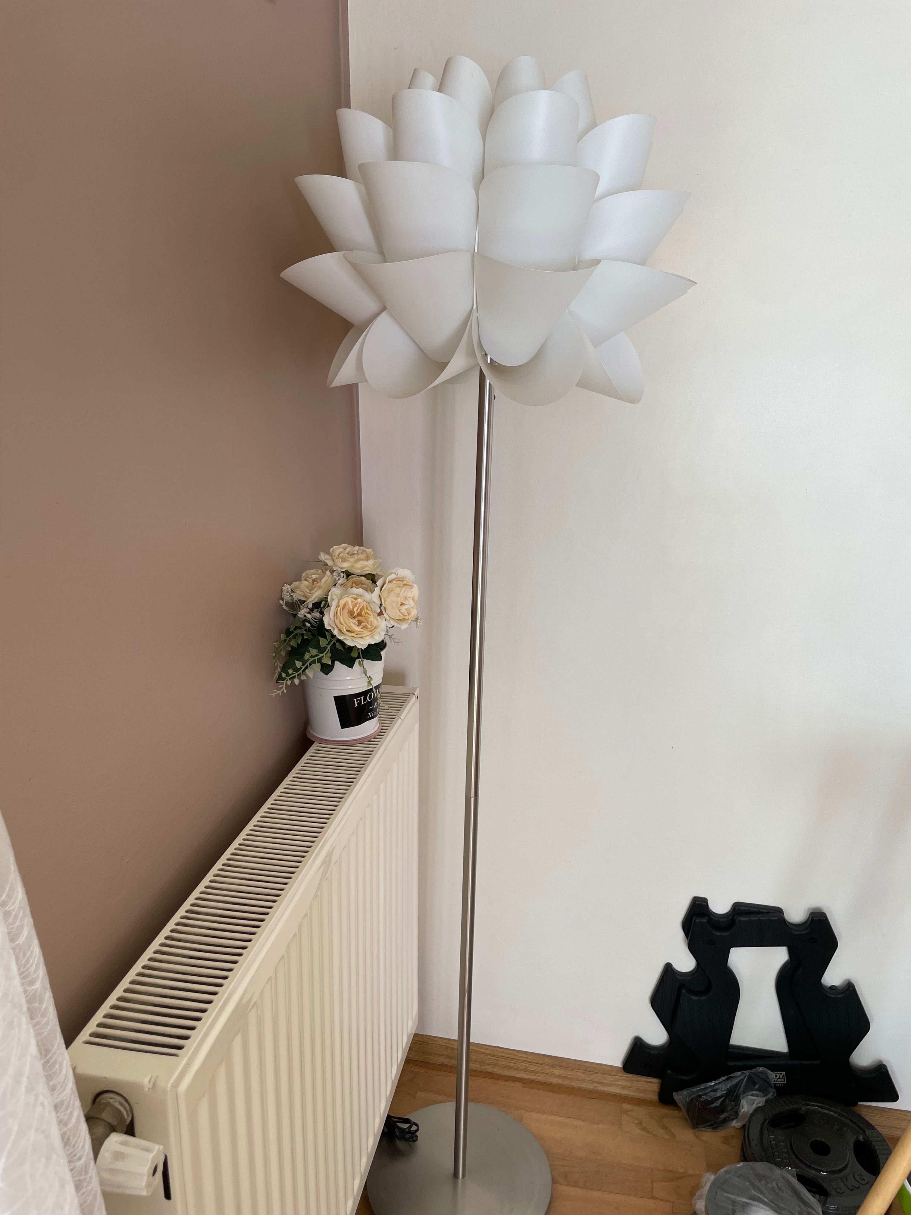 Lampa stojąca biała