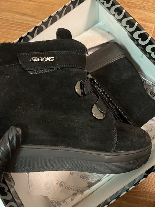 Продам зимові жіночі ботиночки , одягнуті пару разів