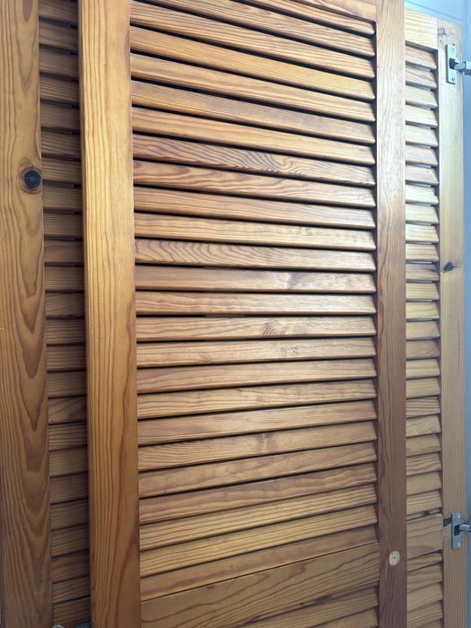 Portas ripadas de roupeiro em madeira maciça