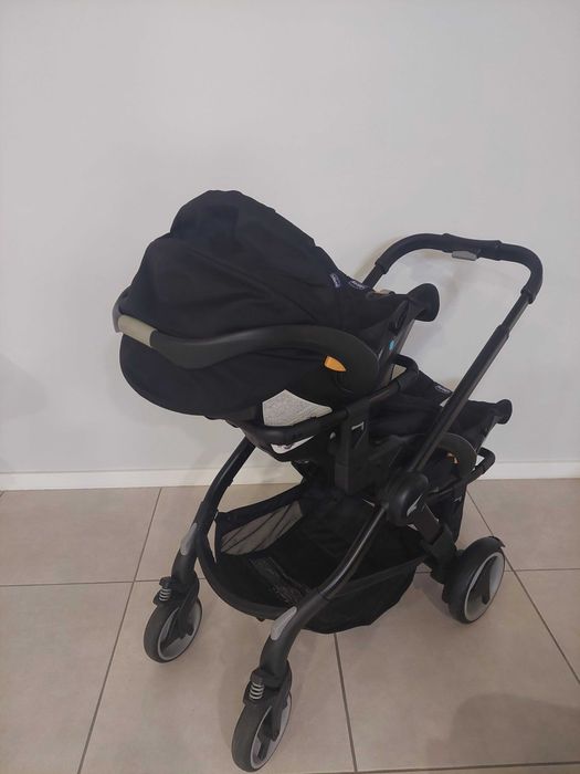 Carrinho de gémeos com alcofas novas oferta dos suportes para carro