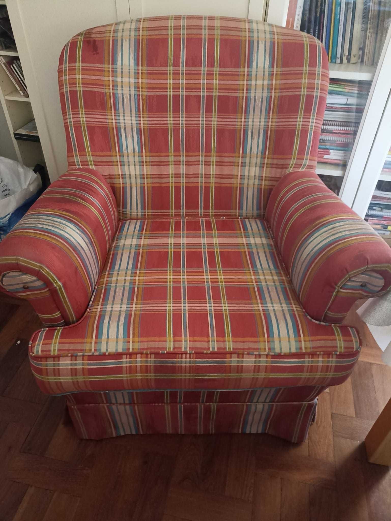 Conjunto sofá anos 60 em tecido estampado em tons vermelho