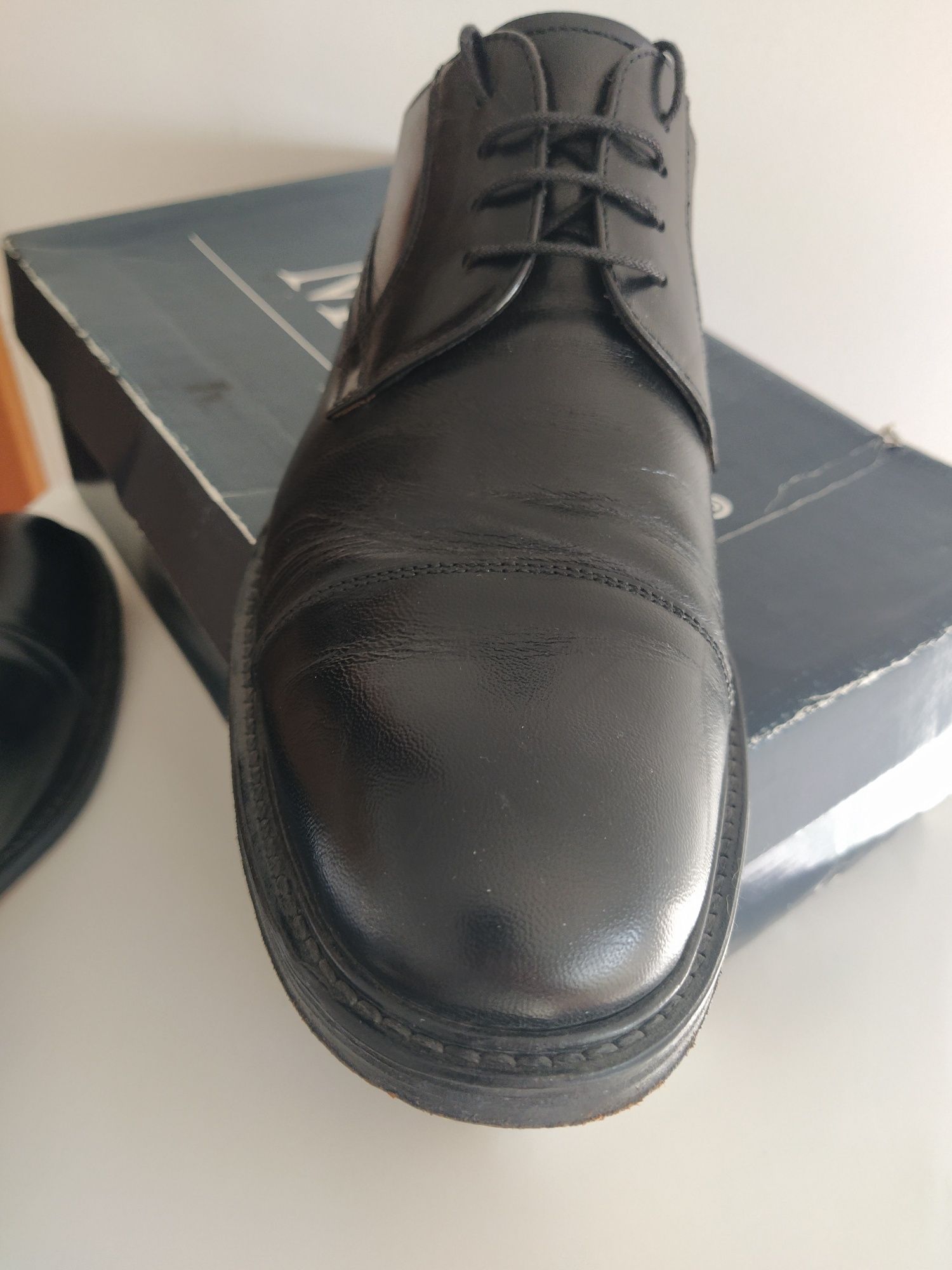 Vendo Sapatos Manfredi 42 praticamente sem uso.