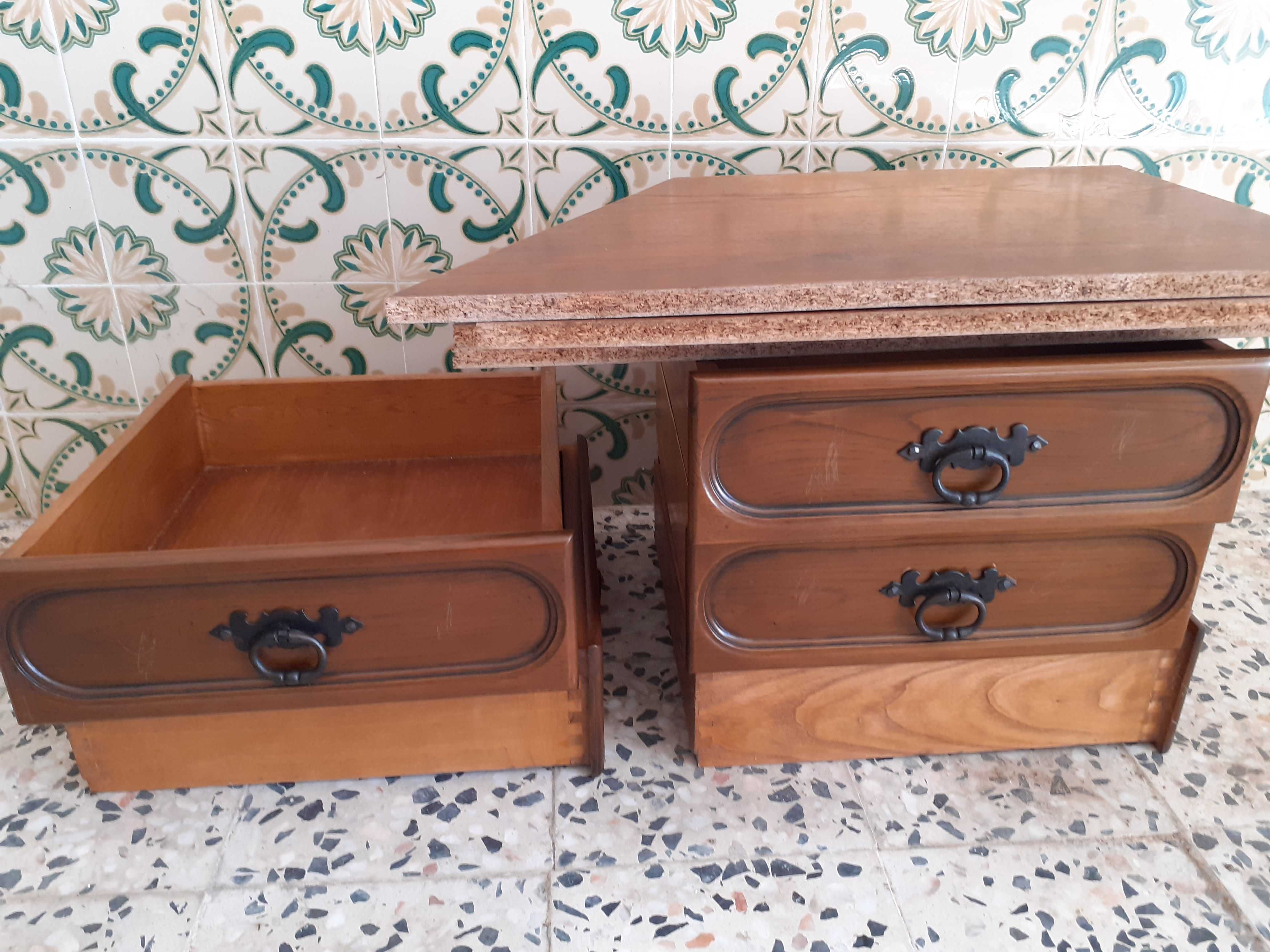 Móvel de canto em pinho