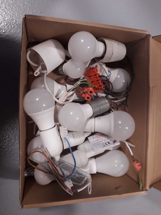 Oprawki z żarówkami idealne na budowę