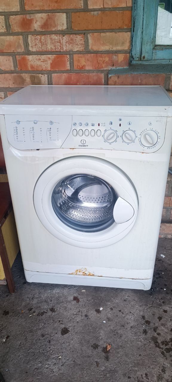 Продам стиральную машину indesit под разборку, была рабочая