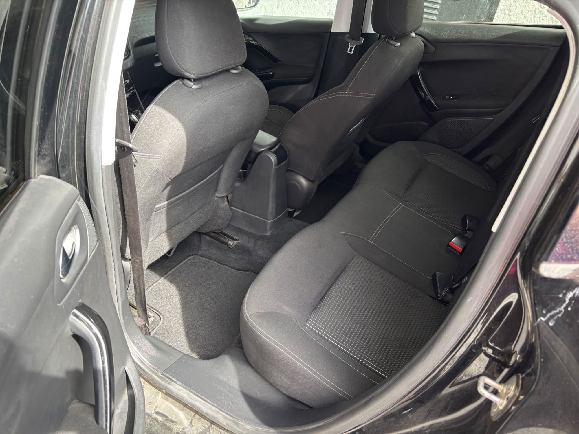 Peugeot 208 puretech allure 2016 1.2 - manual - 131680km - 2 Donos