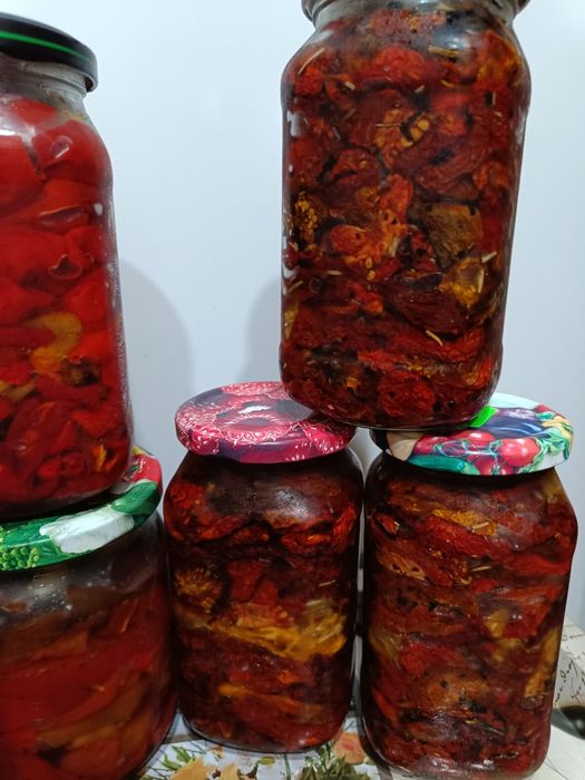 Вялені з приправами та часником домашні помідори та перець солодкий