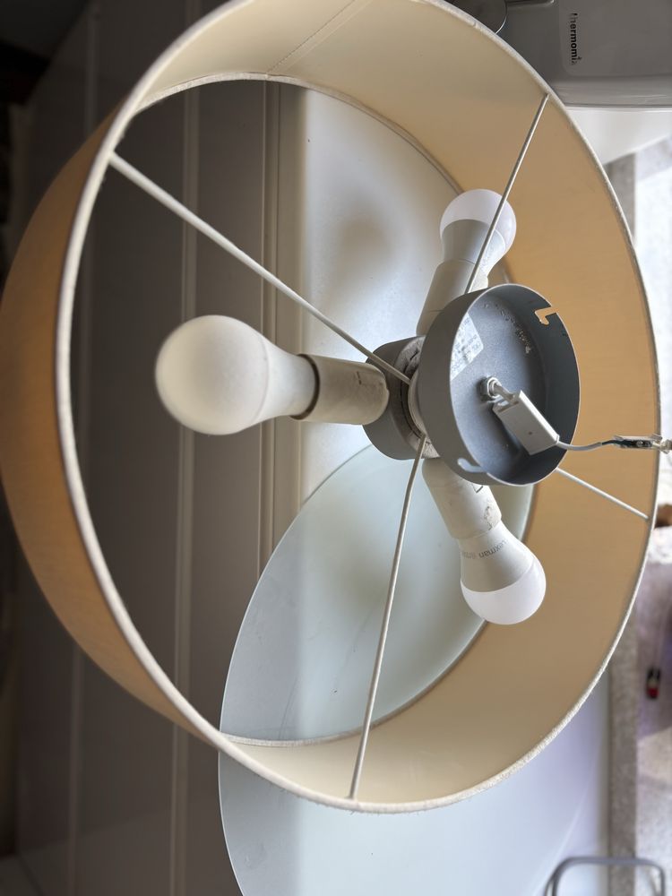 Lampa sufitowa blado rozowa lupiona w slepie ramko