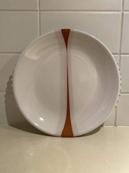 Prato de barro com vidrado