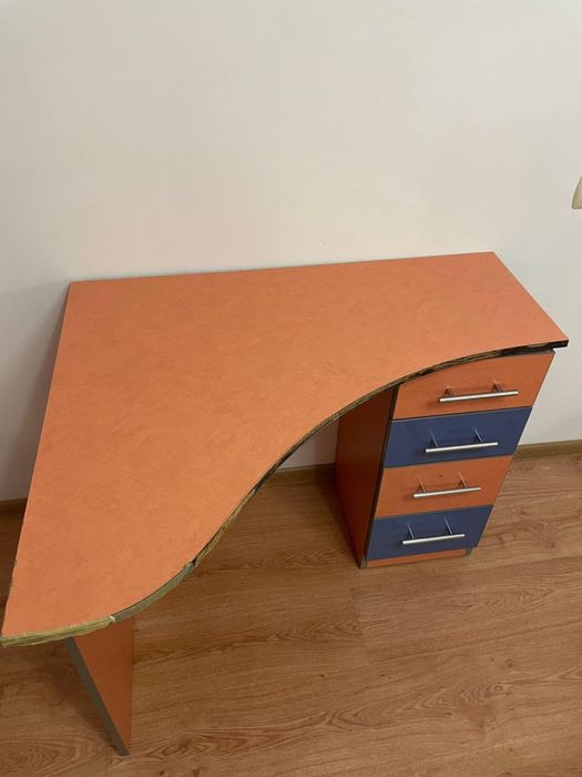 Віддаю стіл і поличку, самовивіз, місто Івано-Франківськ