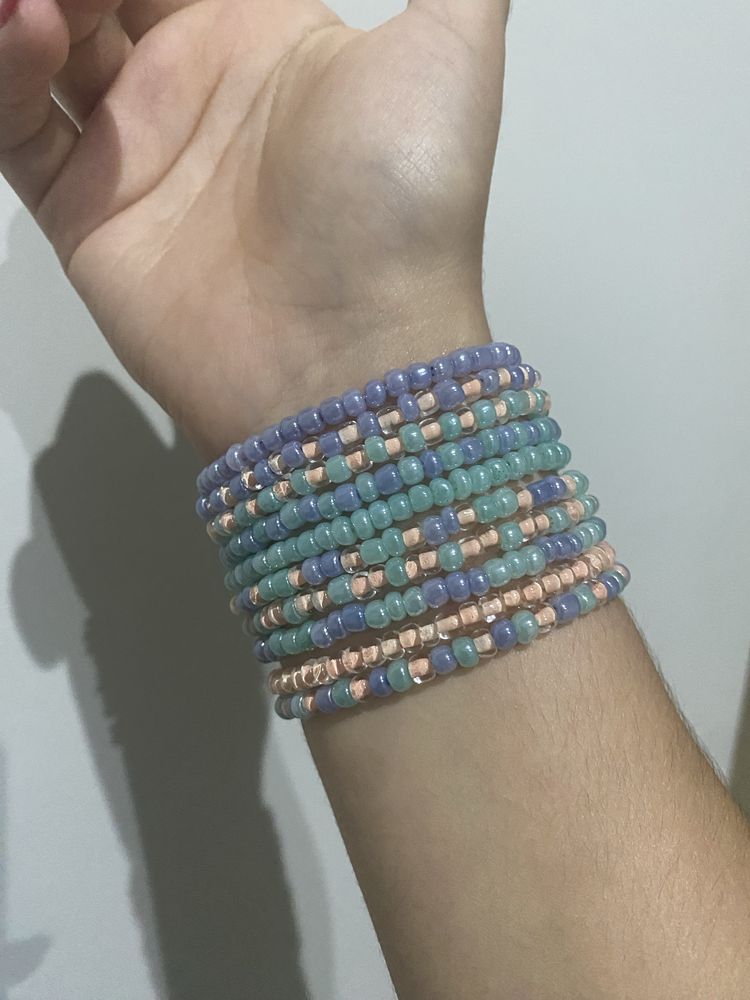 Pulseiras de missangas novas feitas à mão