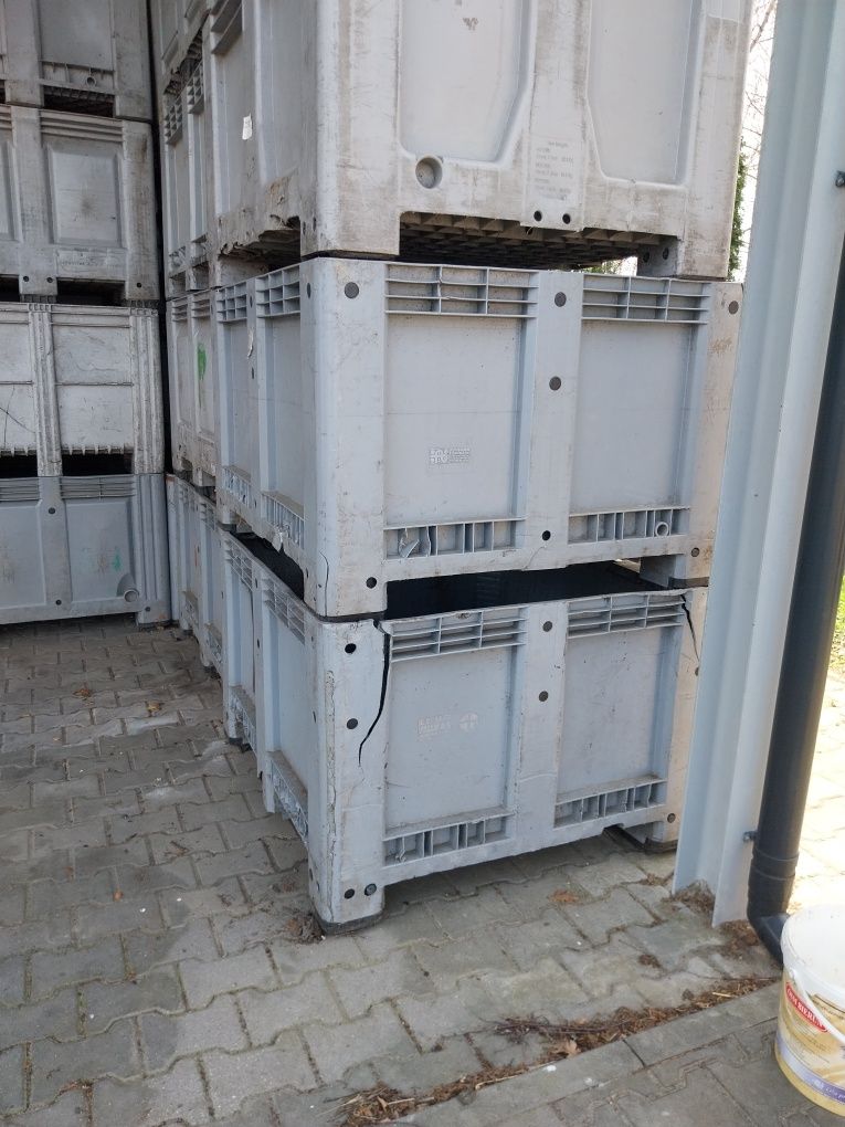 Skrzyniopalety plastikowe 120cm razy 100cm palety uszkodzone ale całe