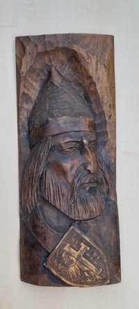 Płaskorzeźba w drewnie, wój piastowski z herbem Opola, sygnowana