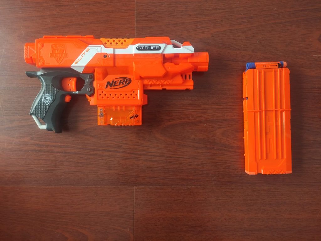 Nerf Elite Stryfe com pente extra