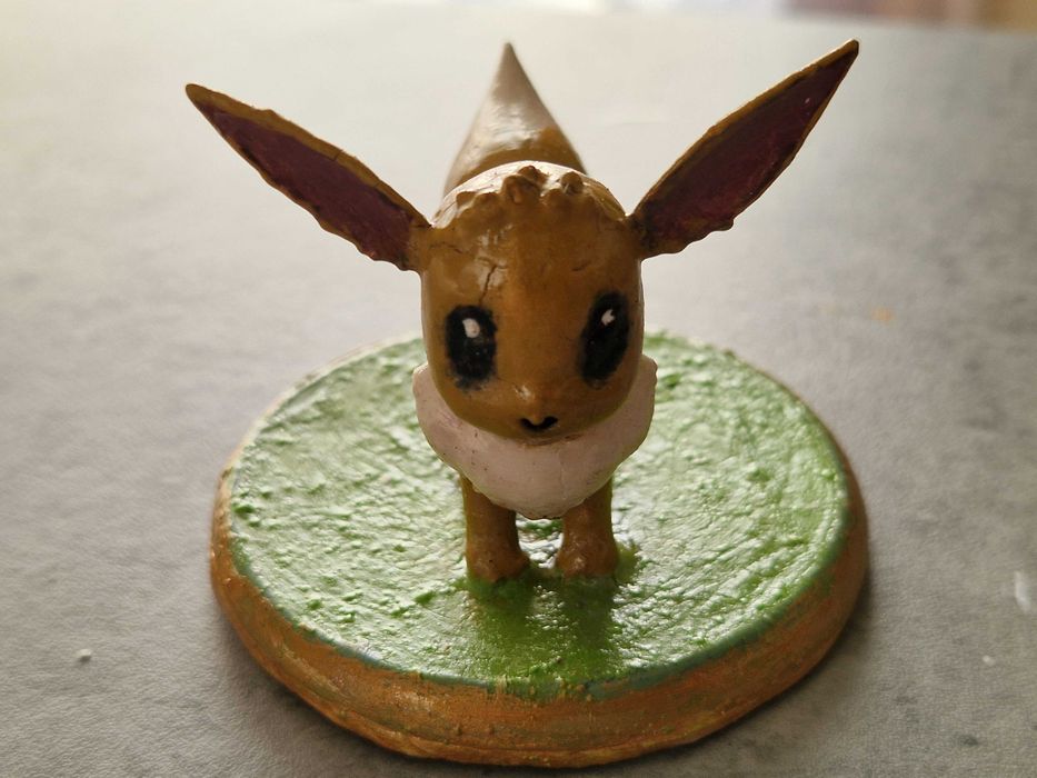 Figura Pokemon em relvado