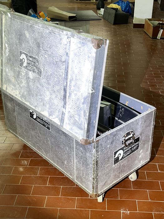 Caixa de com rodas para guardar material de espetáculo