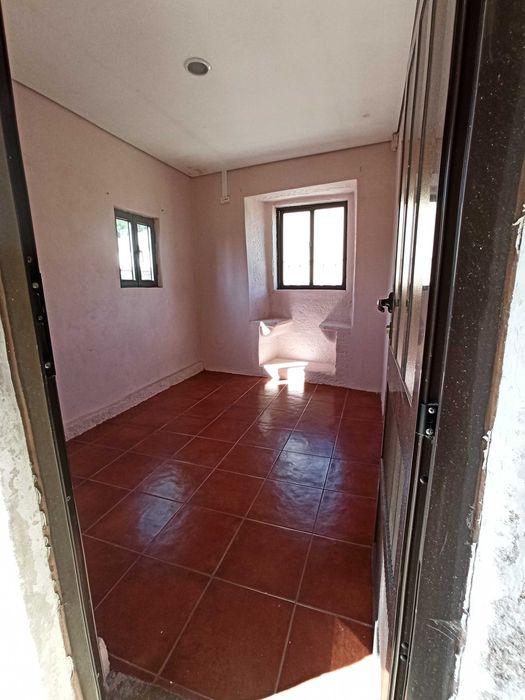 Moradia T3 com terreno em Couto Barcelos