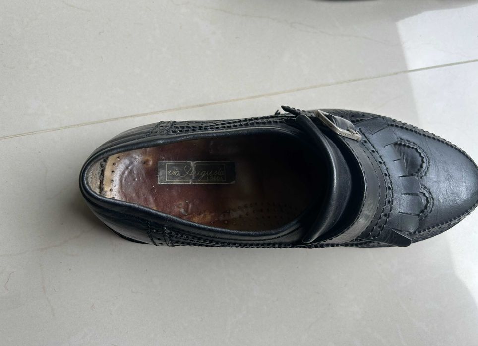 Sapatos clássicos em pele