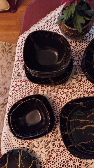 Serwis obiadowy nowy dla 6 osób /25 elementów/czarno-złoty