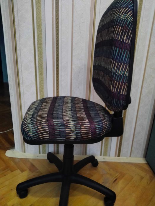 Кресло офисное с подъёмным механизмом. Б/У