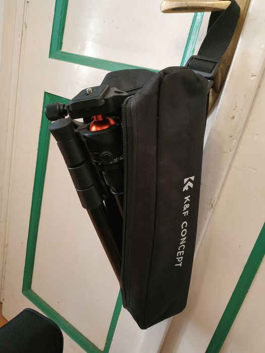 Aparat fotograficzny bezlusterkowy Canon EOS RP, obiektyw, lampa błysk