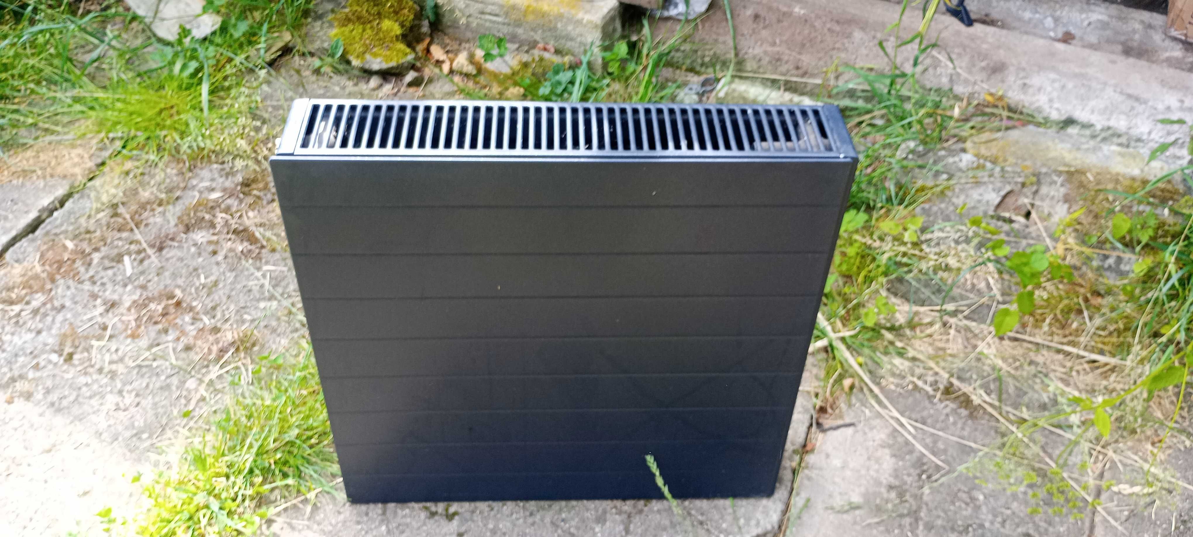 Grzejnik Equation CV22 600x600 czarny