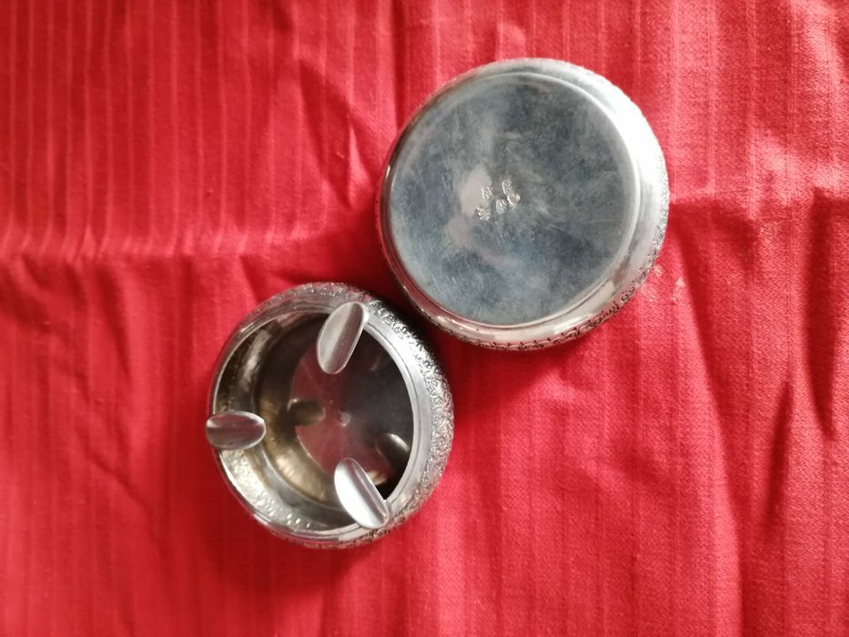 Leques antigos, cinzeiros de prata, bibelots e outros