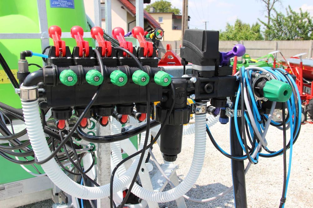 Opryskiwacz ciągany hydrauliczny belka X przyczepiany Tolmet Bruno
