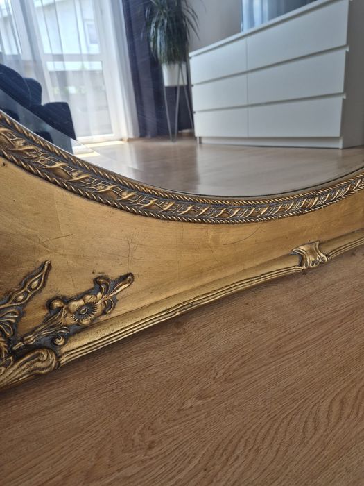 Duże, stylowe lustro w złotej, rzeźbionej ramie