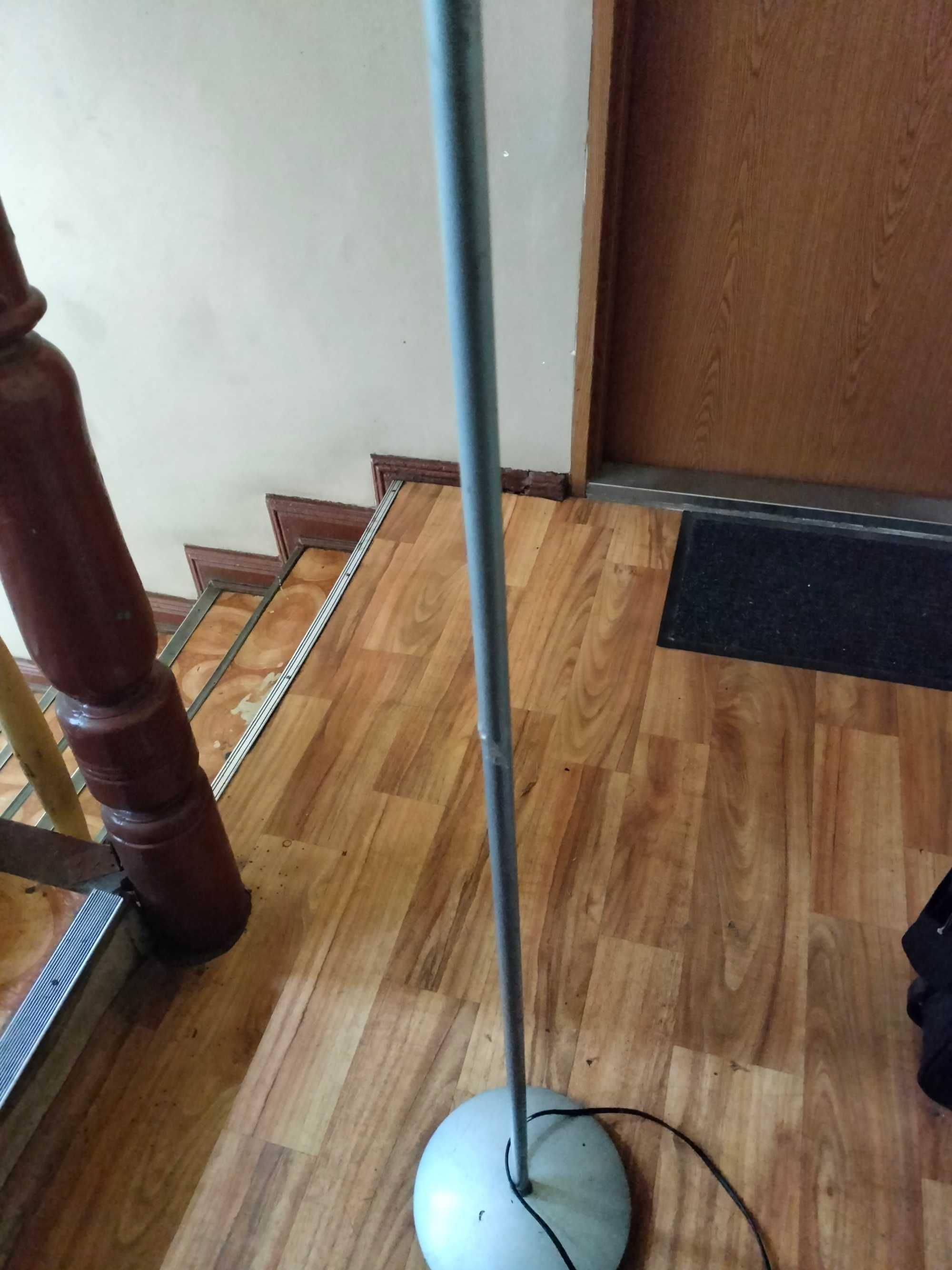 Lampa stojąca około 1,5 metra