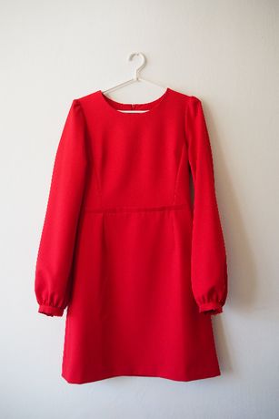 Czerwona sukienka trapezowa z ozdobnymi rękawami
