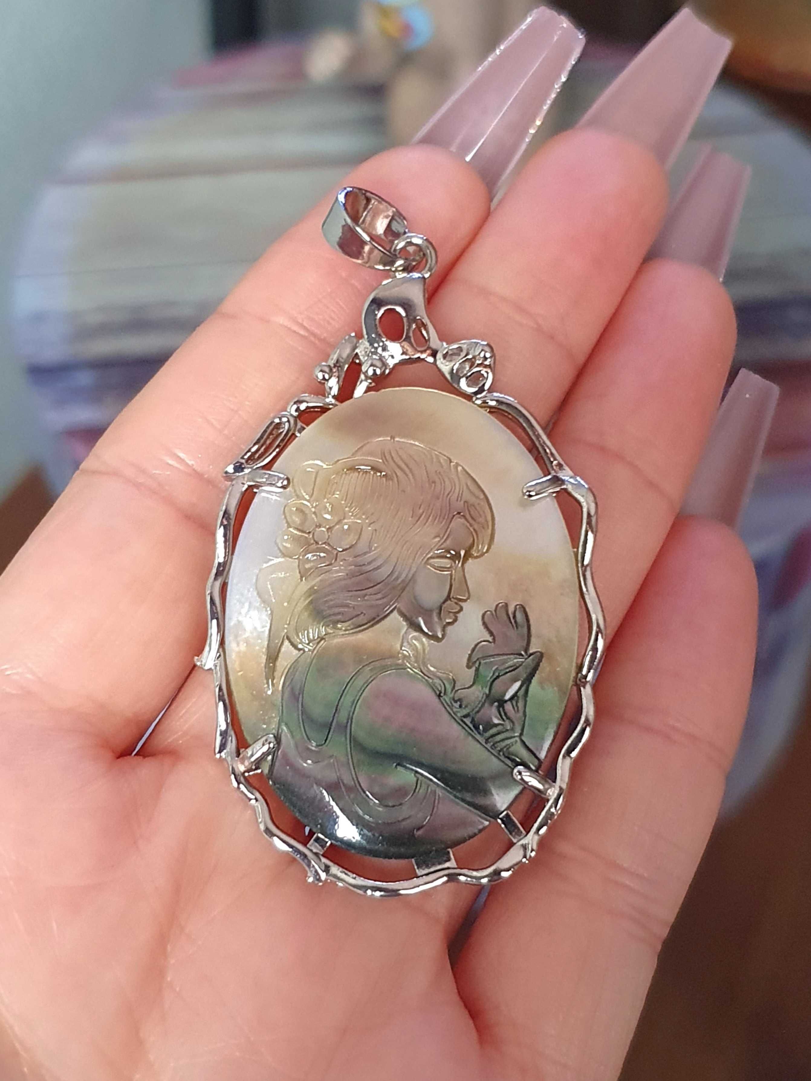 Pendente esculpido em madrepérola, com jovem / mulher / sereia