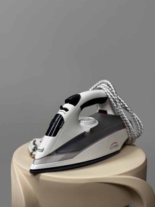 Ferro de engomar a vapor ELECTRONIA — novo