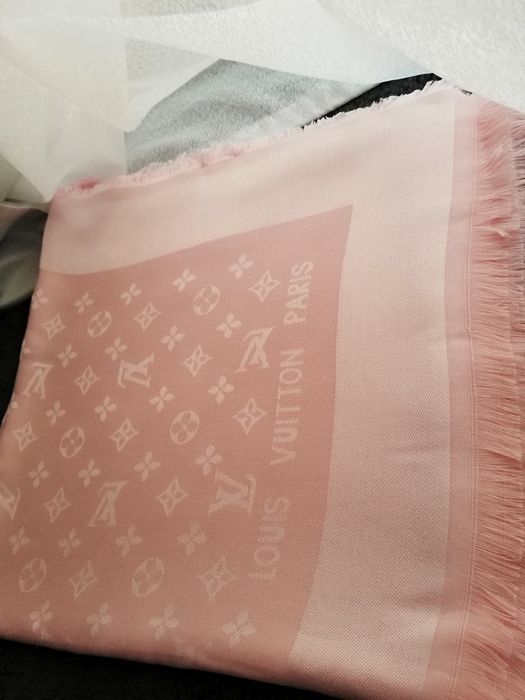 Piękna chusta pudrowy róż połysk jedwab kaszmir 140x140 Louis Vuitton