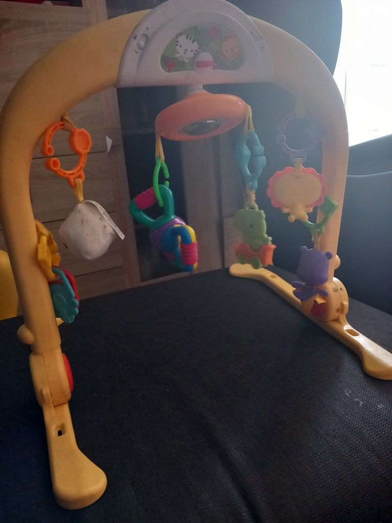 Pałąk grający dla niemowlaka fisher price