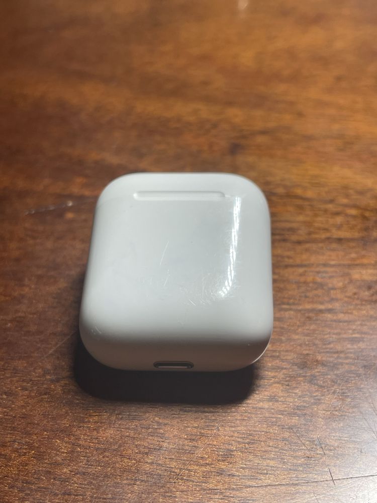 Оригінальний зарядний кейс для AirPods 2 + два “подарункові” навушники