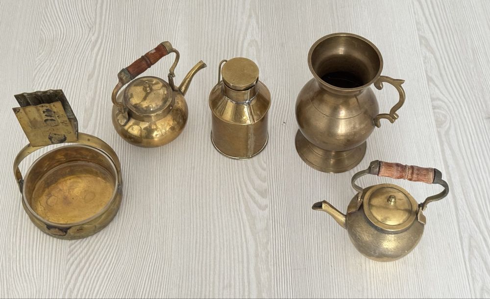 zestaw ozdobnych naczyń vintage z mosiądzu