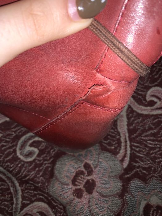 Червоні шкірані ботинки