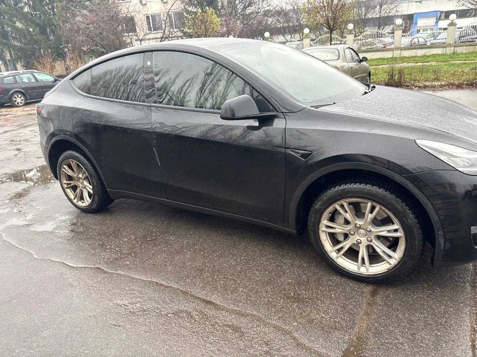 Tesla Model Y • 2021 • Dual Motor AWD • Чорна
