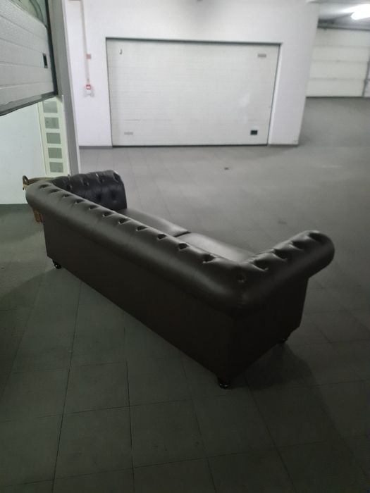 Sofá Chesterfield 2 lugares em pele