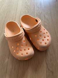 Crocs cor de laranja tamanho 9