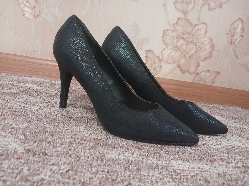Жіночі туфлі на шпильці Dorothy Perkins, як нові (розмір 36)

Прод