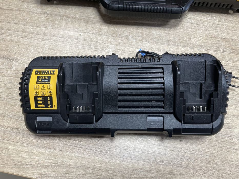 Dewalt DCB132 / зарядний пристрій Девольт 18V на два порти