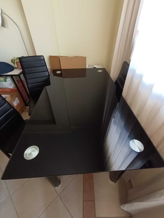 Mesa de vidro com cadeiras