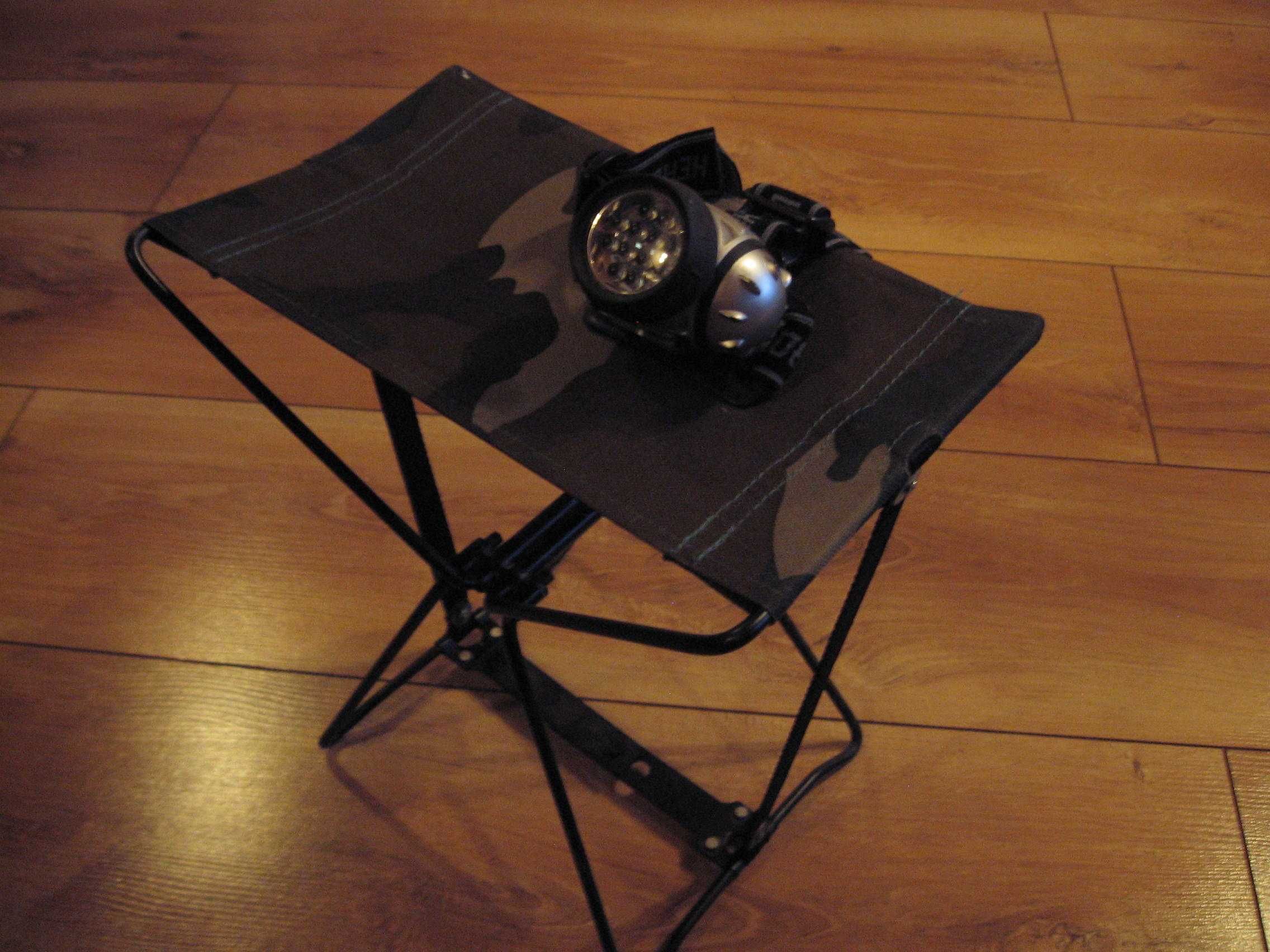 krzesełko składane oraz latarka czołowa