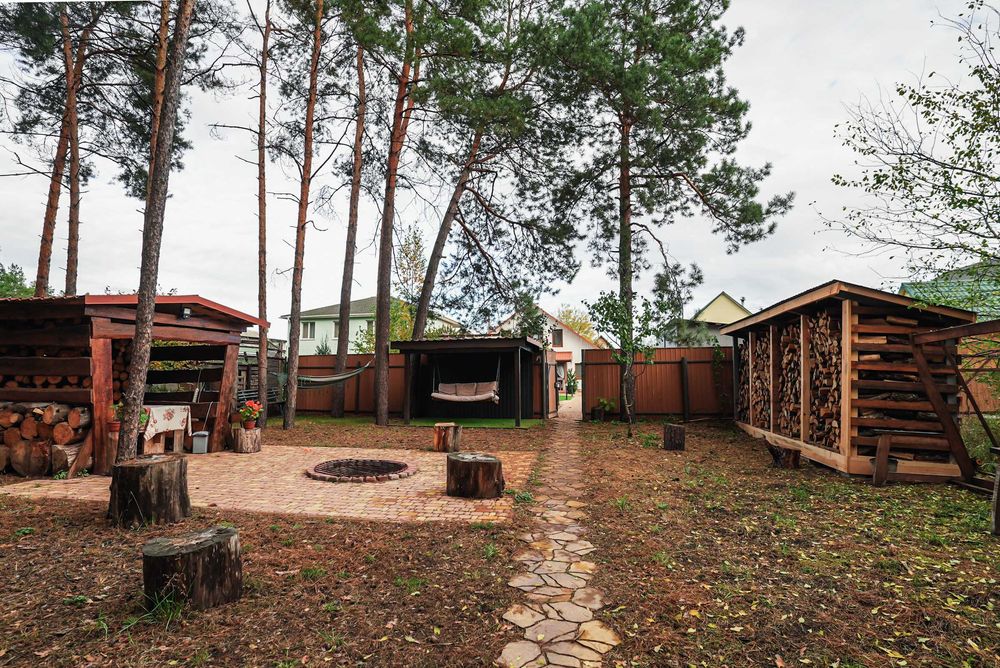 Оренда будинку біля лісу з ванною у спальні, каміном і мангалом.