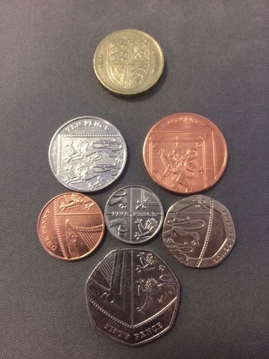 Комплект пени пенсов монет с гербом Великобритании