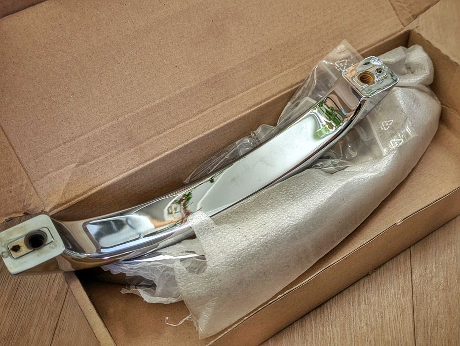 Klamki w kolorze srebrnym