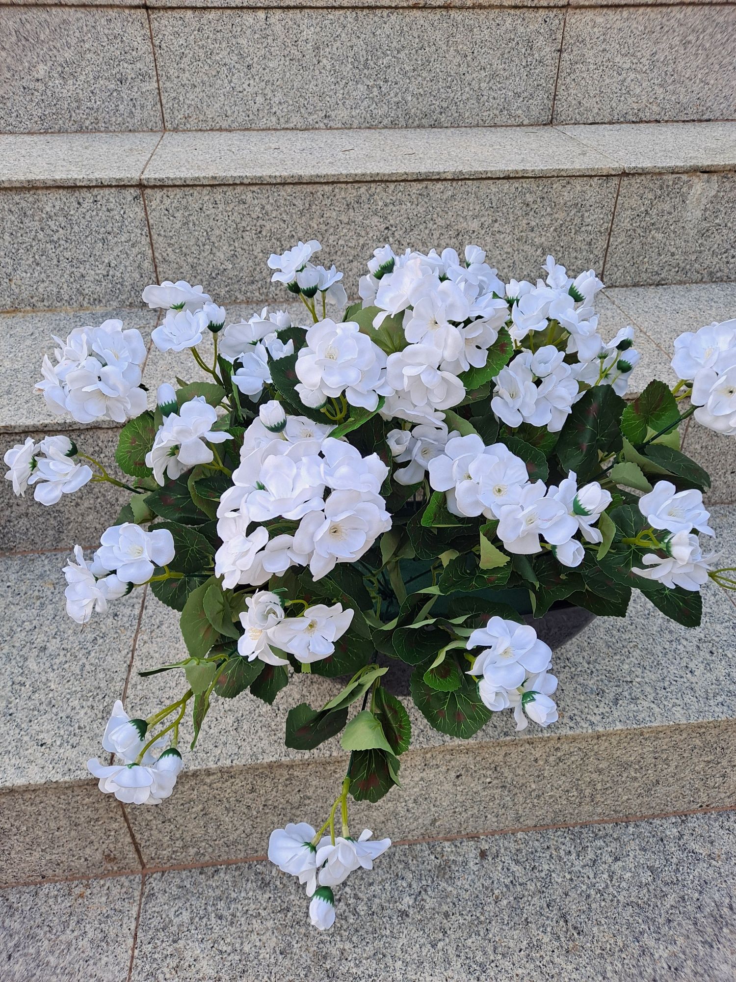 Komplet Pelargonie na Pomnik sztuczne.